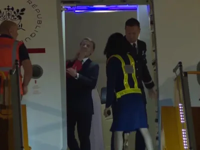 Macron, pălmuit de soție, video viral (sursa: FRANCE 24)